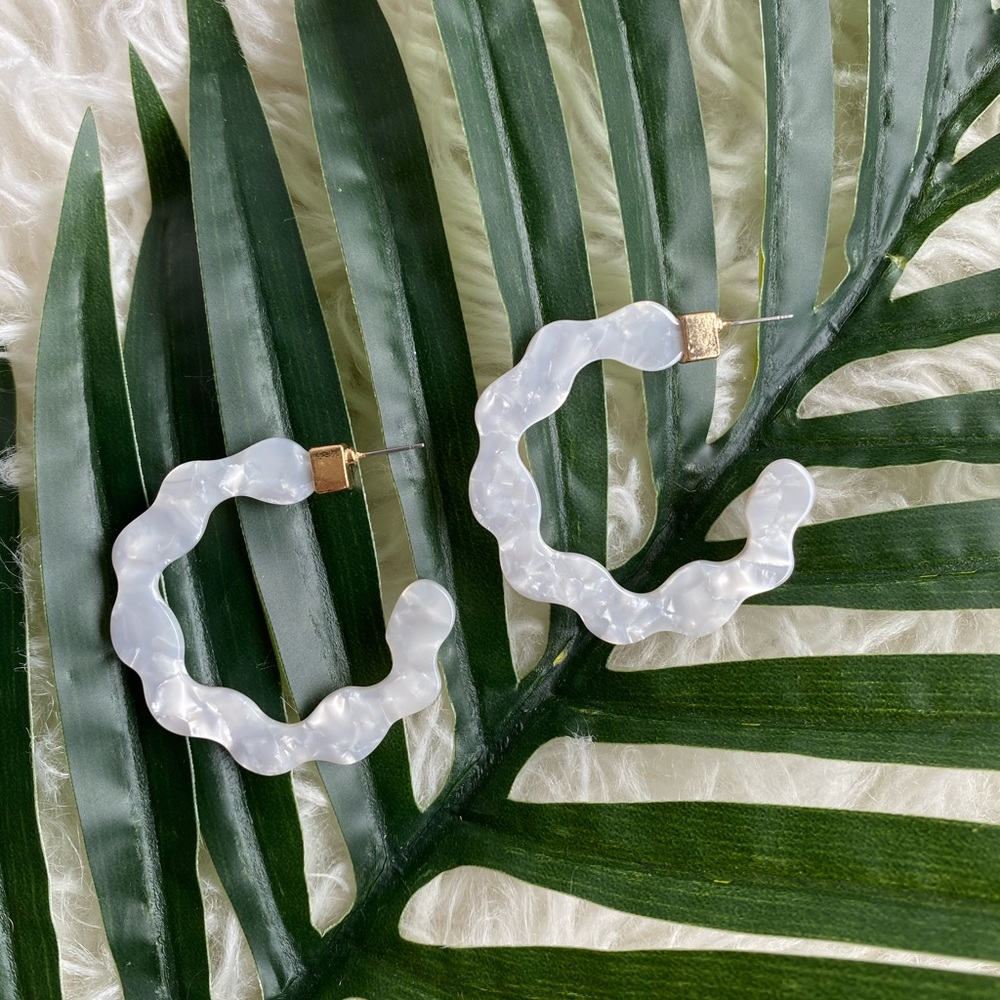 ✨ White marble scalloped hoop earrings